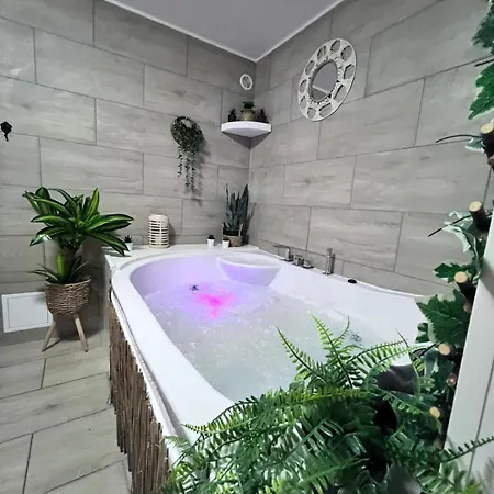 Sensual With Jaccuzi & Subdued Atmosphere Nyaraló