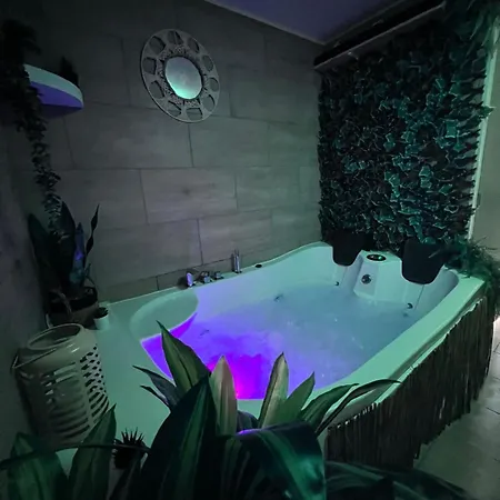 Sensual With Jaccuzi & Subdued Atmosphere Casa vacanze